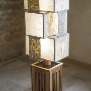 Lampe Komorebi 木漏れ日, en bois de cormier et papiers japonais washi, éclairage LED, par l'Atelier Villard, ébéniste artisan d'art.