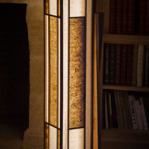 Lampe Shoji 障子, en noyer et papiers japonais washi, éclairage LED, par l'Atelier Villard, cébéniste artisan d'art.