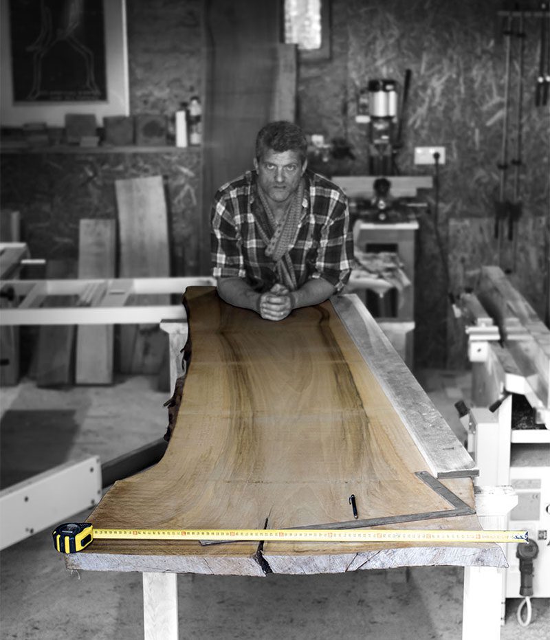 Villard, ébéniste artisan d'art, dans son atelier normand.