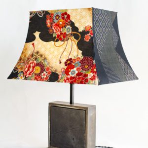 Lampe collection artisanale Hashira 柱, modèle Seijin No Hi 成, bois brulé et tissus japonais traditionnel, par l'Atelier Villard, ébéniste artisan d'art.