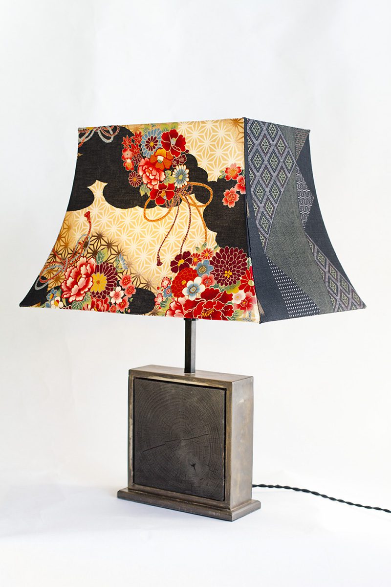 Lampe collection artisanale Hashira 柱, modèle Seijin No Hi 成, bois brulé et tissus japonais traditionnel, par l'Atelier Villard, ébéniste artisan d'art.