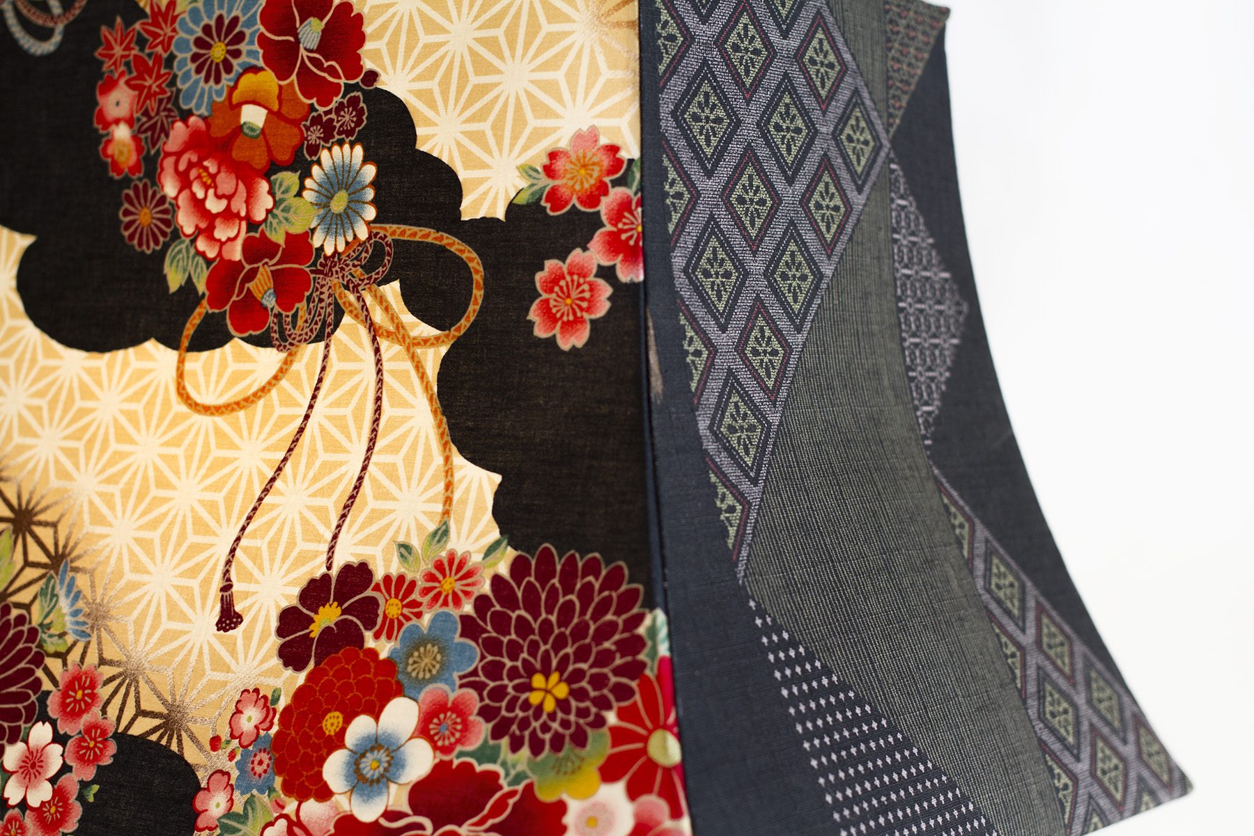 Lampe collection artisanale Hashira 柱, modèle Seijin No Hi 成, bois brulé et tissus japonais traditionnel, par l'Atelier Villard, ébéniste artisan d'art.