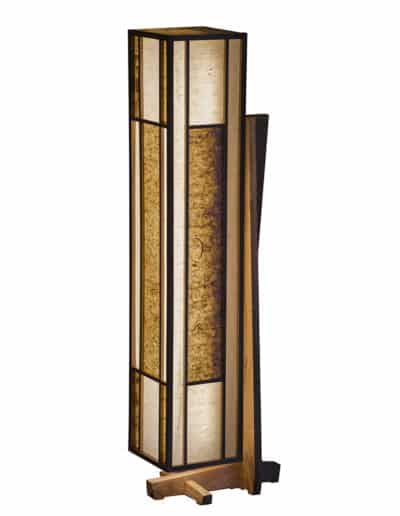 Lampe Shoji 障子, en noyer et papiers japonais washi, éclairage LED, par l'Atelier Villard, cébéniste artisan d'art.