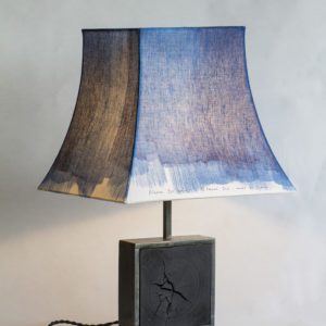 Lampe collection artisanale Hashira 柱, modèle Horizon sauvage, bois brulé et tissus japonais nani IRO, par l'Atelier Villard, ébéniste artisan d'art.