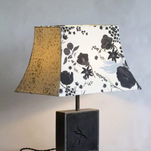 Lampe collection artisanale Hashira 柱, modèle Beau Yin Yang, bois brulé et tissus japonais nani IRO, par l'Atelier Villard, ébéniste artisan d'art.