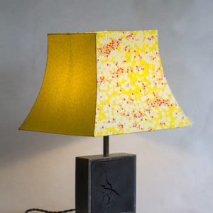 Lampe Hashira - Bois brûlé, acier, papier japonais traditionnels, par l'Atelier Villard.
