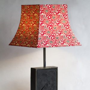 Lampe Hashira 柱 bruléeLe lotus rouge