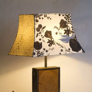 Lampe collection artisanale Hashira 柱, modèle Beau Yin Yang, bois merisier brut et tissus japonais nani IRO, par l'Atelier Villard, ébéniste artisan d'art.