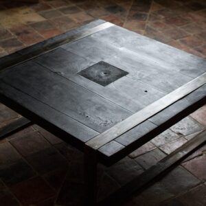 Table basse Yuugen 幽玄, bois brûlé et acier (ici dans la version patinée et cirée), par l'Atelier Villard, ébéniste artisan d'art.