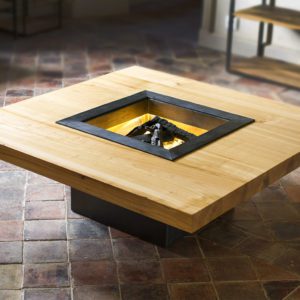 Table basse Irori en merisier, bois brûlé et acier, avec foyer central éclairé fictif, par l'Atelier Villard, ébéniste artisan d'art.
