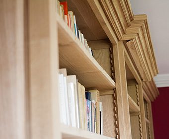 Bibliothèque et boiserie en chêne par l'Atelier Villard.