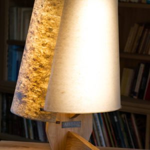 Objet lumineux "Je te salue vieil ocean", noyer et papiers washi, éclairage LED, lauréat du Concours Fibois Normandie 2024 catégorie Professionnels, par l'Atelier Villard, ébéniste artisan d'art.