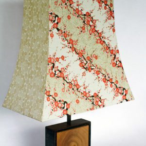 Lampe Hashira 柱 haute, Cerisiers en fleurs - merisier, acier, papiers japonais chiyogami, par l'Atelier Villard.