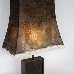Lampe Hashira 柱 haute, kurai 暗い - Bois brûlé, acier, tissus nani IRO, par l'Atelier Villard.
