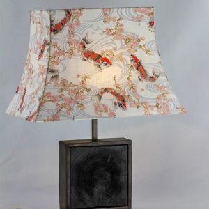 Lampe collection artisanale Hashira 柱, modèle nishikigoi 錦鯉, bois brulé et tissus japonais, par l'Atelier Villard, ébéniste artisan d'art.
