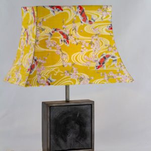 Lampe collection artisanale Hashira 柱, modèle nishikigoi 錦鯉, bois brulé et tissus japonais, par l'Atelier Villard, ébéniste artisan d'art.