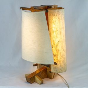 Objet lumineux "Je te salue vieil ocean", noyer et papiers washi, éclairage LED, lauréat du Concours Fibois Normandie 2024 catégorie Professionnels, par l'Atelier Villard, ébéniste artisan d'art.
