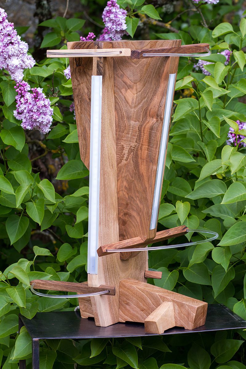Objet lumineux "Je te salue vieil ocean", noyer et papiers washi, éclairage LED, lauréat du Concours Fibois Normandie 2024 catégorie Professionnels, par l'Atelier Villard, ébéniste artisan d'art.