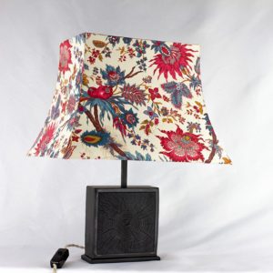 Lampe collection artisanale Hashira 柱, modèle Moutiers-Saint-Jean, bois brulé et tissus Casal, par l'Atelier Villard, ébéniste artisan d'art.