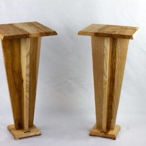 Table de chevet ou bout de canapé en frêne olivier, par l'Atelier Villard.