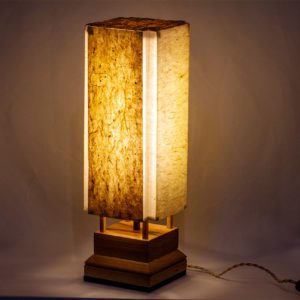 Lampe artisanale Andon 行灯, en papiers japonais washi, par l'Atelier Villard, ébéniste artisan d'art.