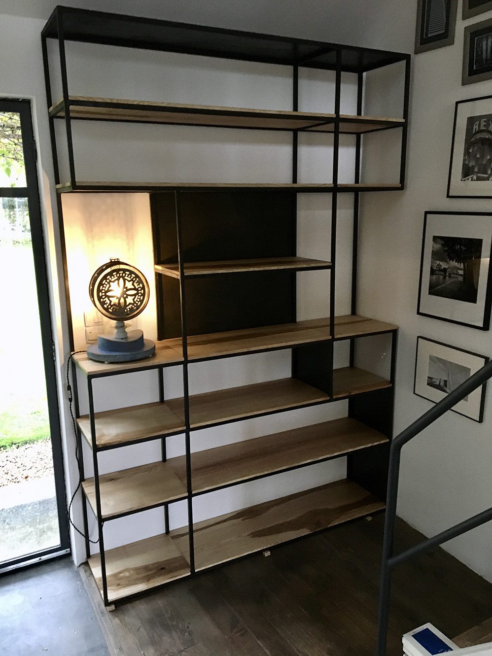 Bibliothèque en frêne et en acier par l'Atelier Villard.