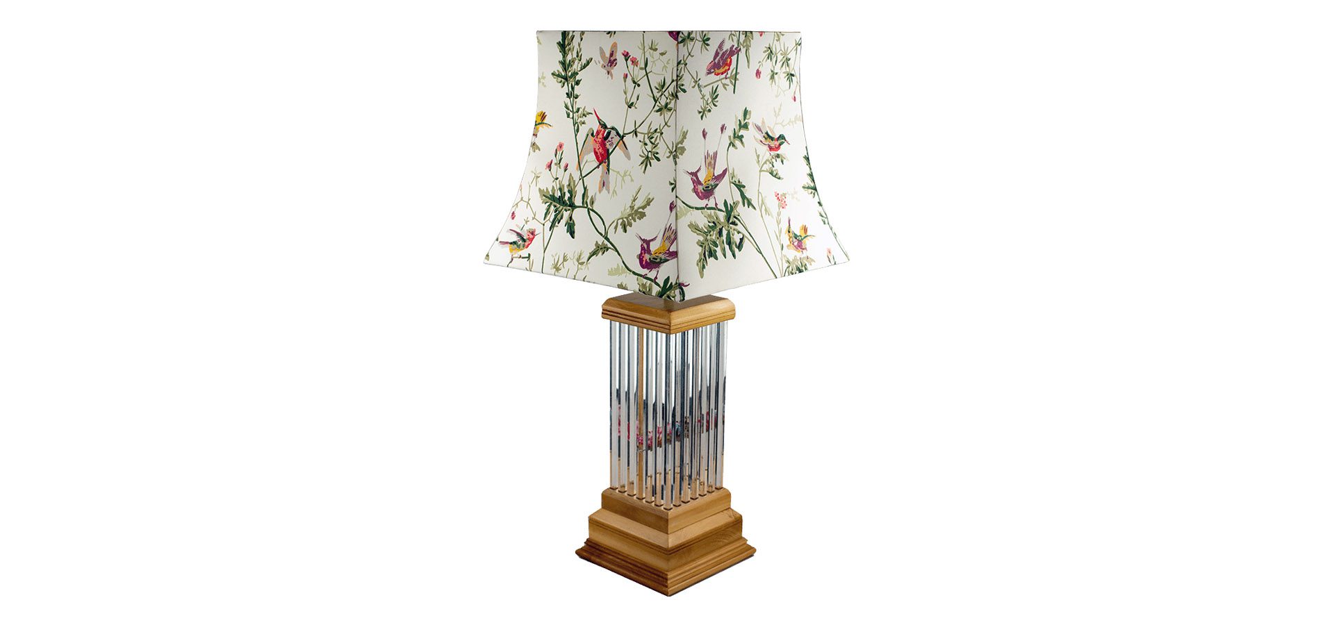Lampe Bocage artisanale en noyer avec oiseaux origami et abat-jour Cole & Son.