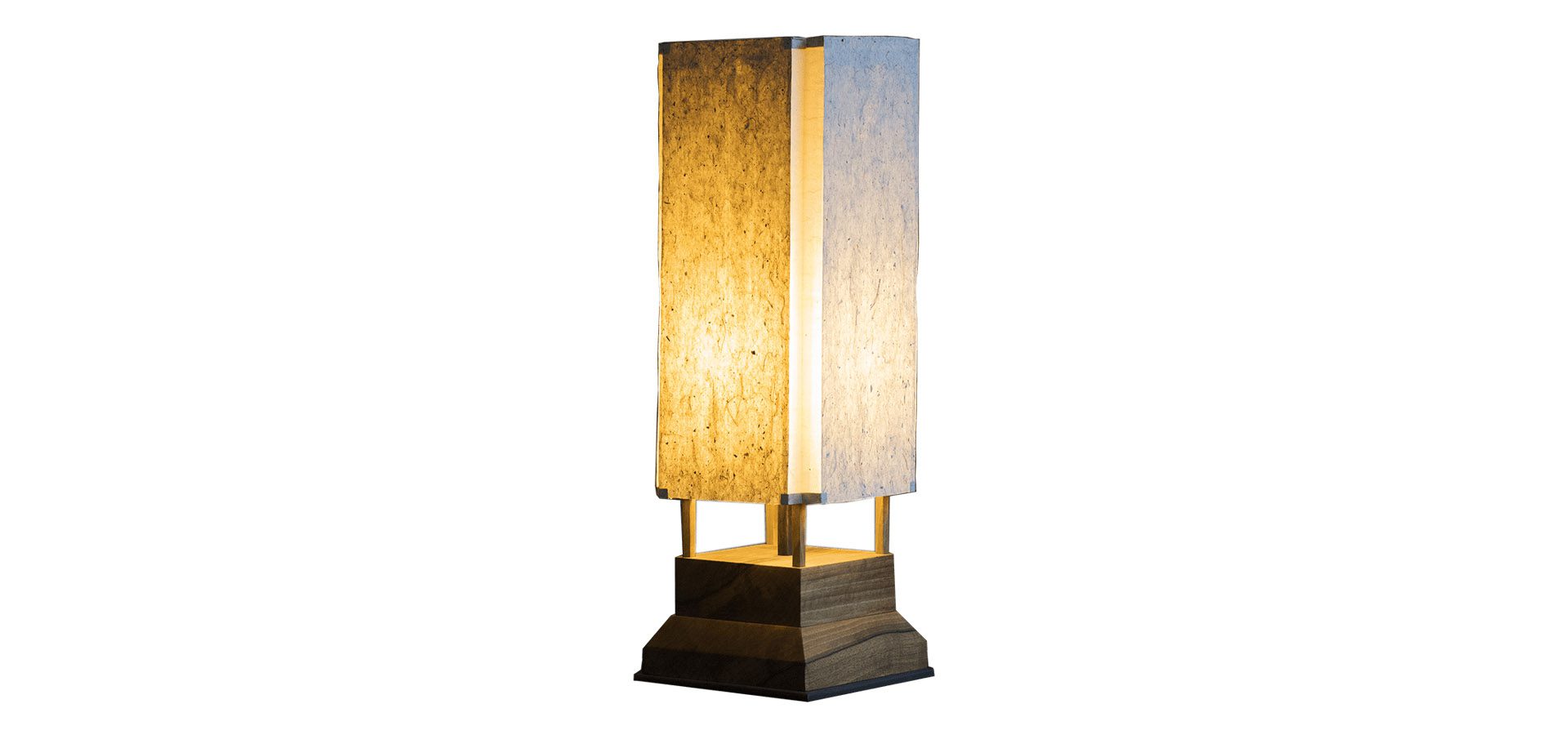 Lampe Andon 行灯, en noyer et papiers japonais washi traditionnel, par l'Atelier Villard.