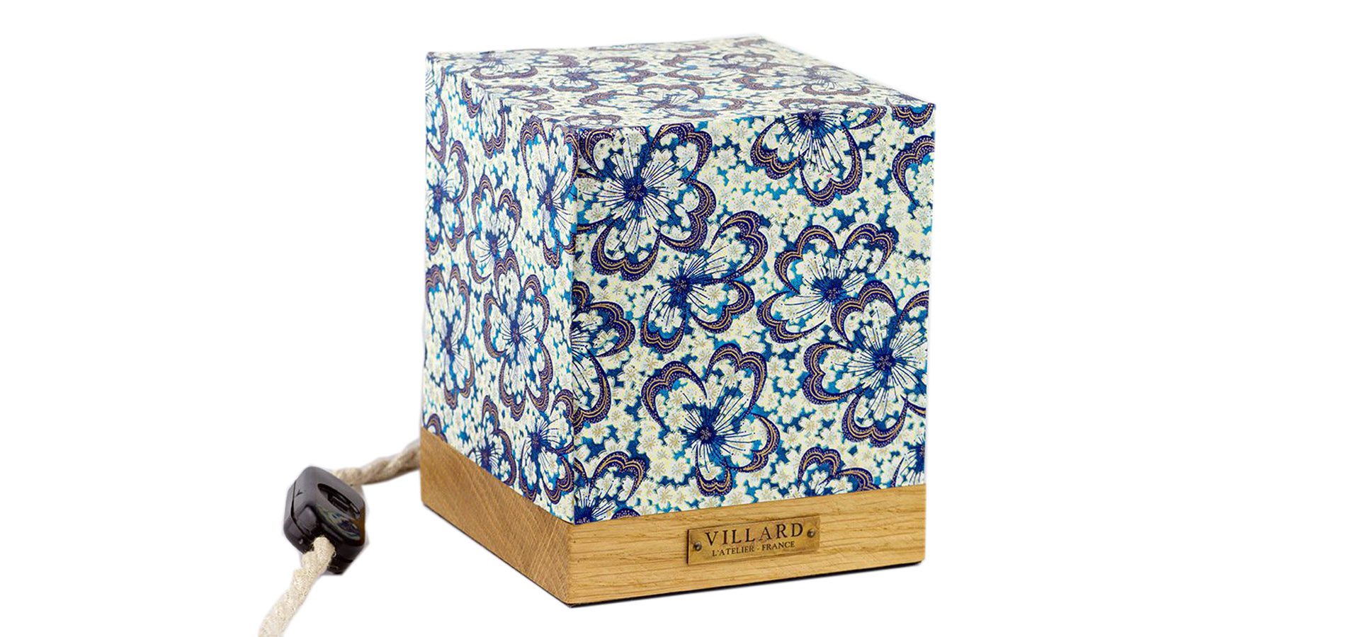 Le cube Villard, lanterne électrique artisanale en papiers japonais et en tissus, socle en bois local, par l'Atelier Villard.