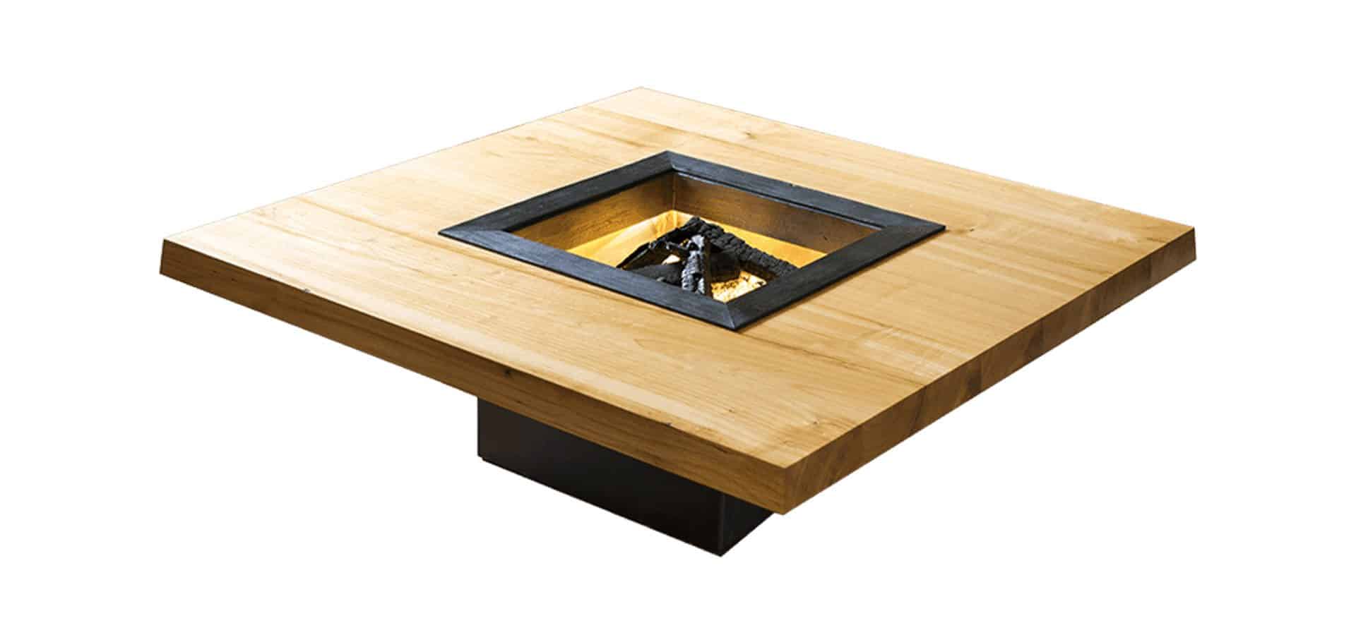 Table basse Irori en merisier, bois brûlé et acier, avec foyer central éclairé fictif, par l'Atelier Villard, ébéniste artisan d'art.