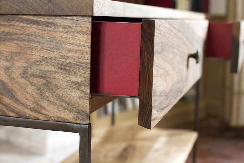 Console Shibumi 渋み, 2 tiroirs, bois de noyer, tiroirs en valchromat rouge et acier, par l'Atelier Villard, ébéniste artisan d'art.