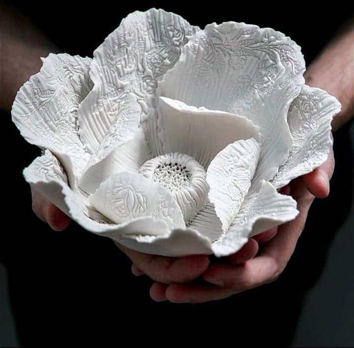 Florence Truchon céramiste grande fleur en porcelaine, en vente à l'Atelier Villard, à Mortagne-au-Perche.