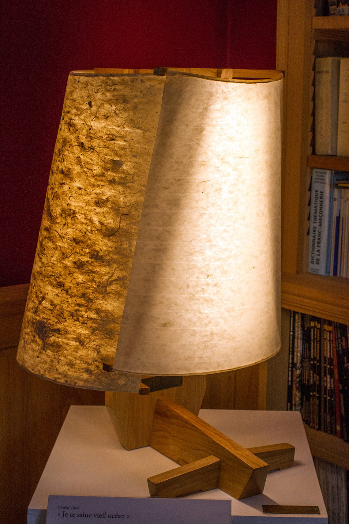 Objet lumineux "Je te salue vieil ocean", noyer et papiers washi, éclairage LED, lauréat du Concours Fibois Normandie 2024 catégorie Professionnels, pièces uniques et artisanales par l'Atelier Villard, ébéniste artisan d'art.