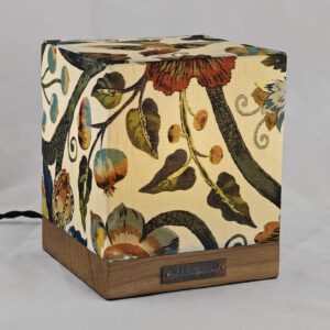 Le cube Villard, tissus anglais House of Hacknay "Gaia", luminaire électrique à ampoule LED par l'Atelier Villard.